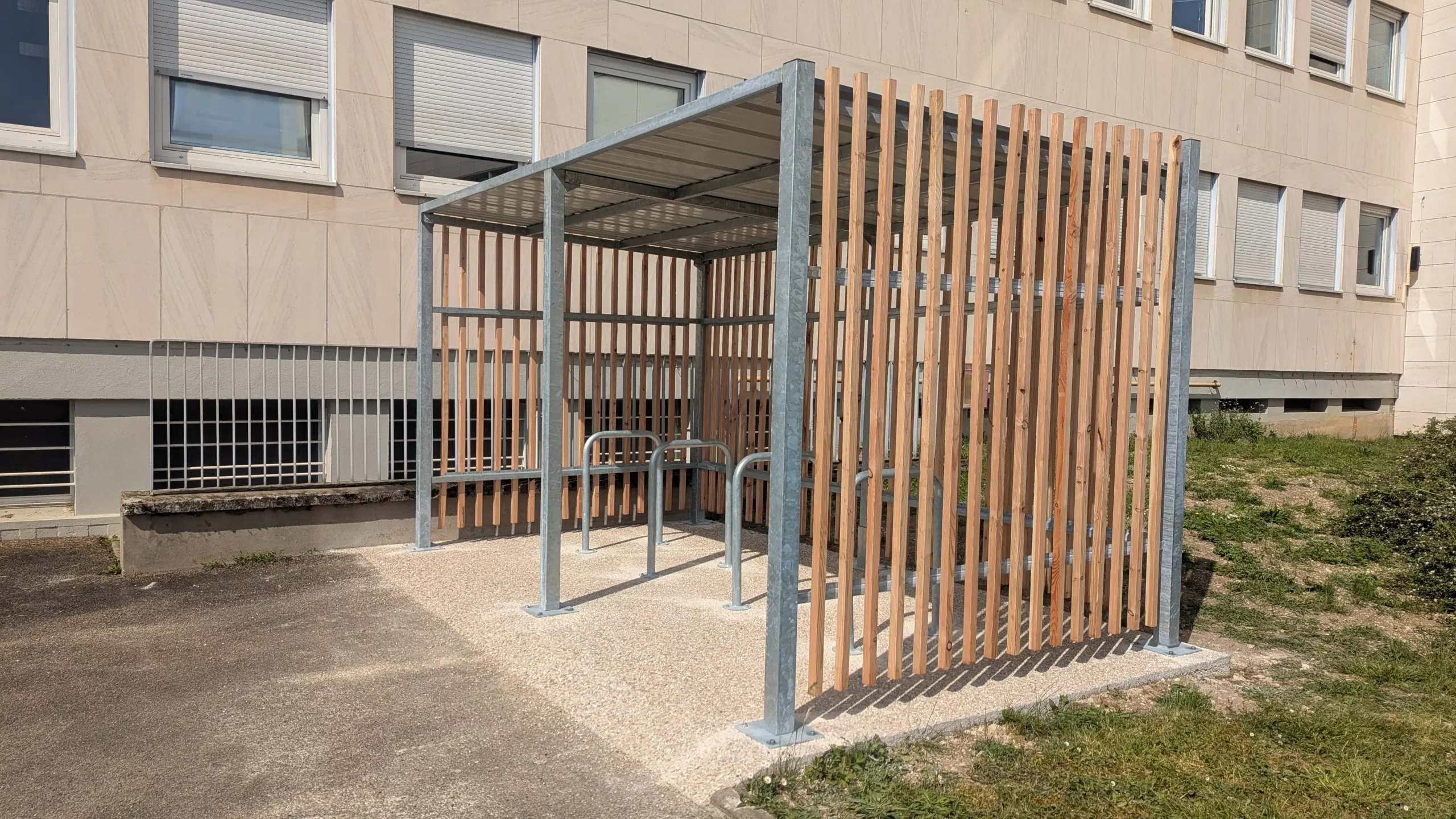 Installation d'abris de vélos ouverts en bois et en métal modèle "Clairière" en France par LOQY