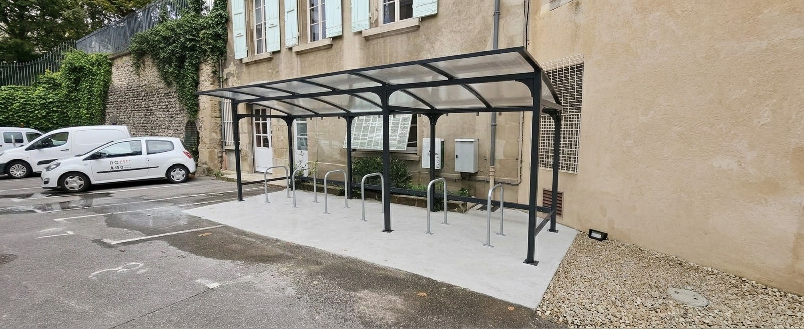 Installation d'abris de vélos ouvert avec toit courbé en copropriété par LOQY