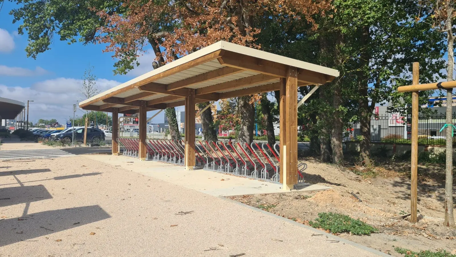 Abri de vélo ouvert en bois installé en France par LOQY