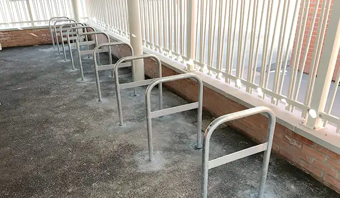 Installation de racks arceaux pour vélos sur rails en extérieur pour espaces publics par LOQY
