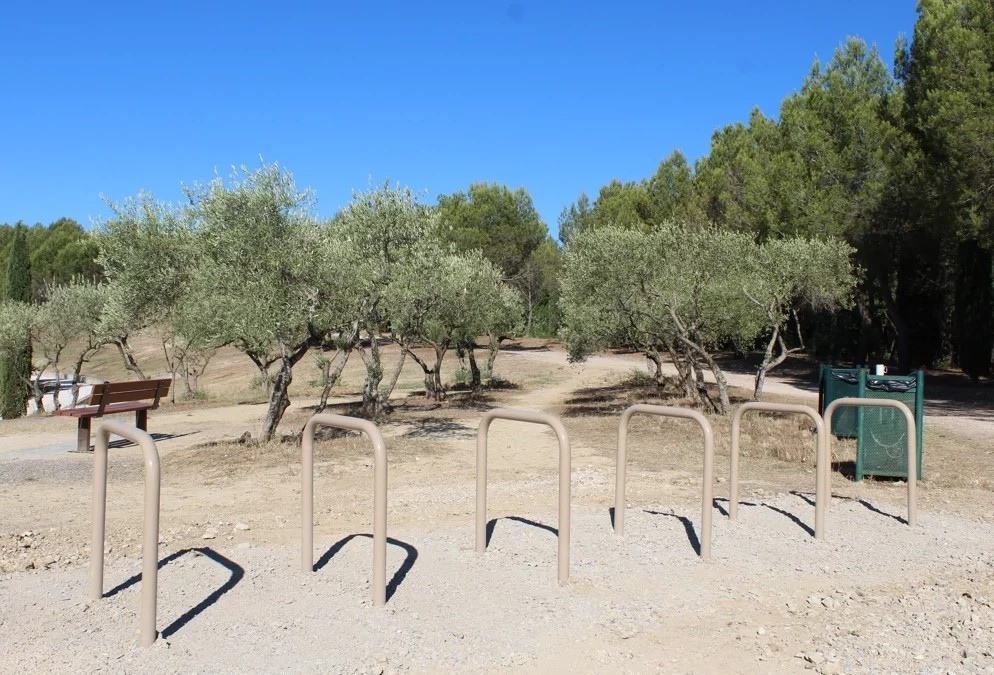 Parkings à vélos au Lac Jean-Marie Rouché au Crès dans l'Hérault (Installation par LOQY)