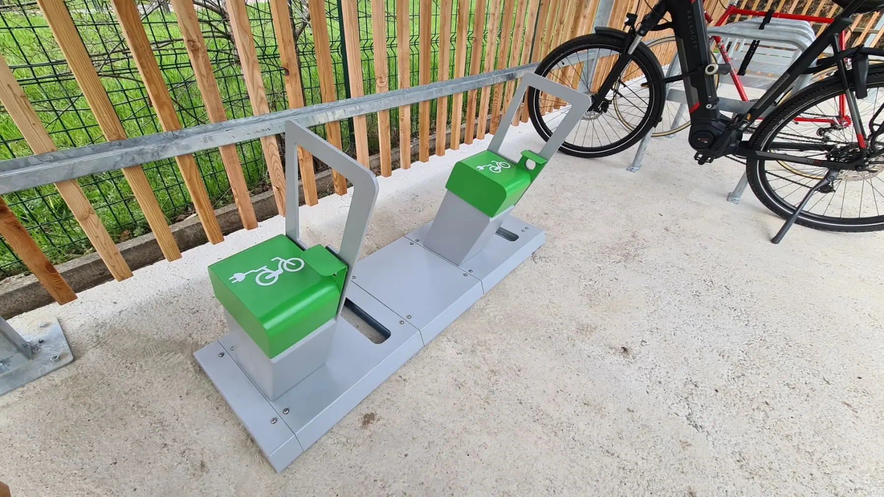 Installation de racks avec recharge VAE pour parkings à vélos modèle Altao Parco VAE par l'entreprise LOQY