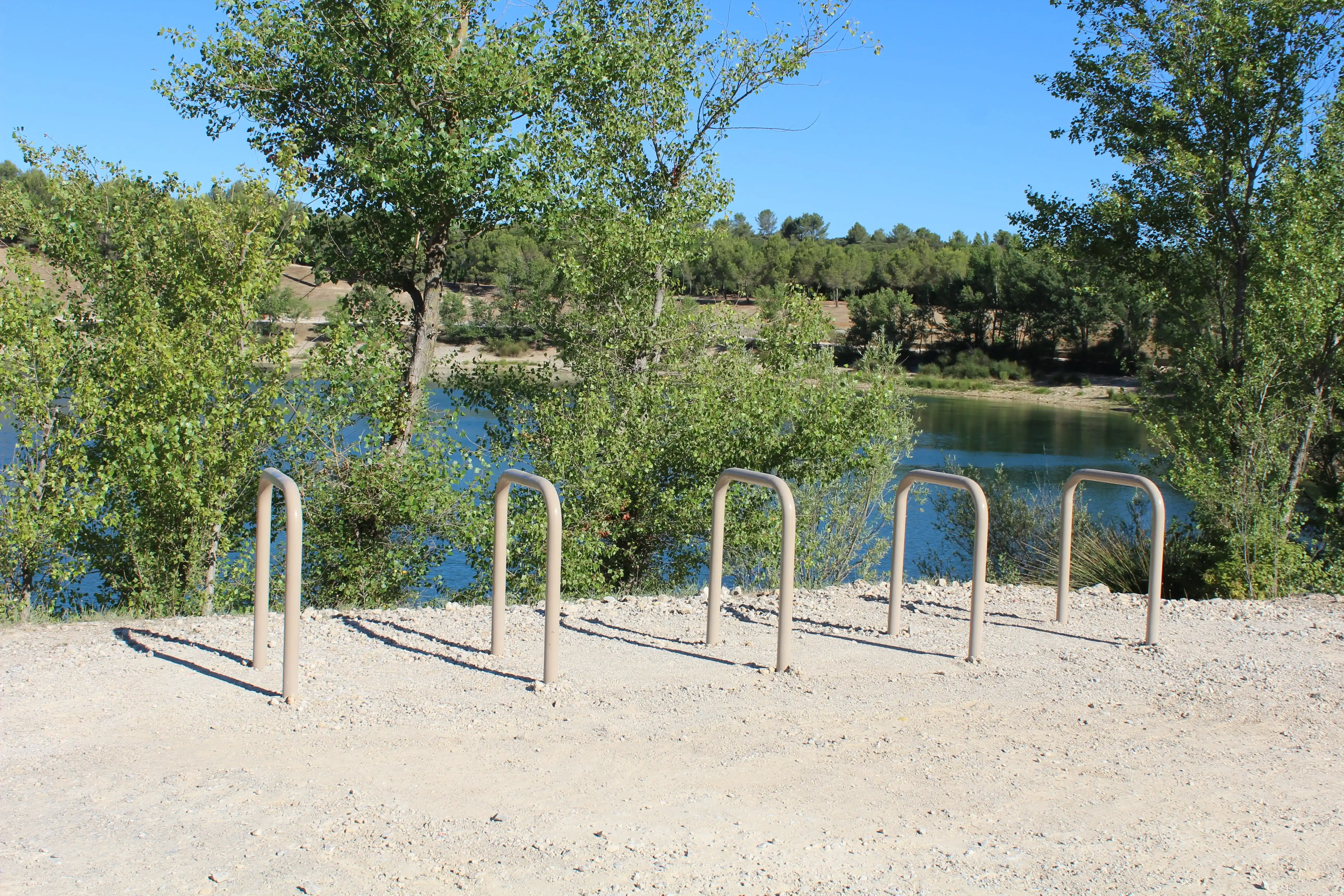 Installation de racks arceaux pour vélos sur rails en extérieur pour espaces publics par LOQY 