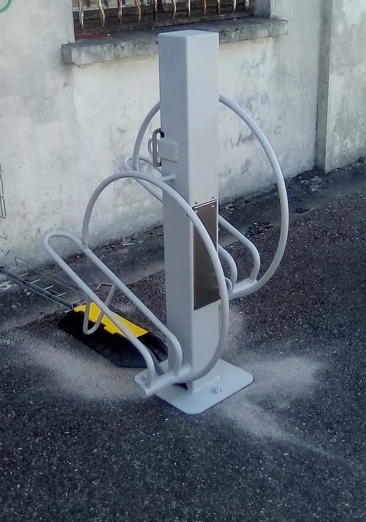 Installation de racks alterné pour parkings à vélos en extérieur par LOQY