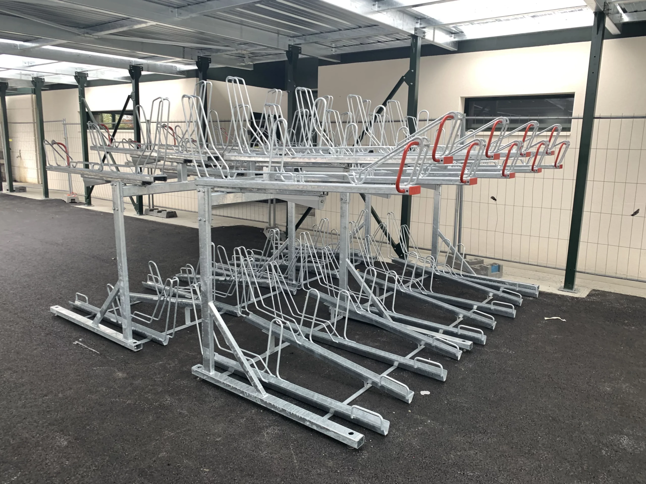 Abri de vélo ouvert en bois installé en France par LOQY