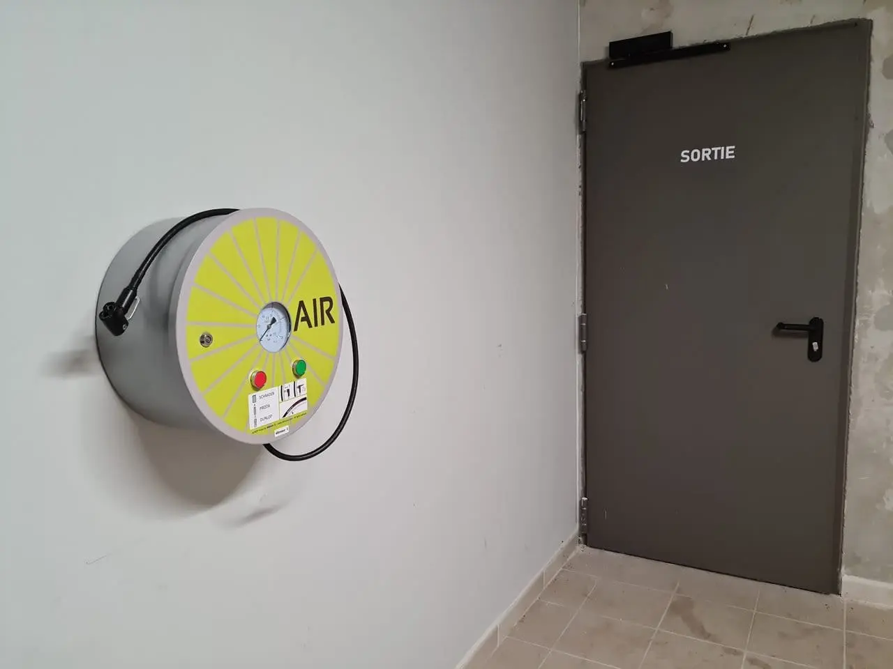 Installation de station de gonflage électrique "Altao Primo" pour parkings à vélos par LOQY