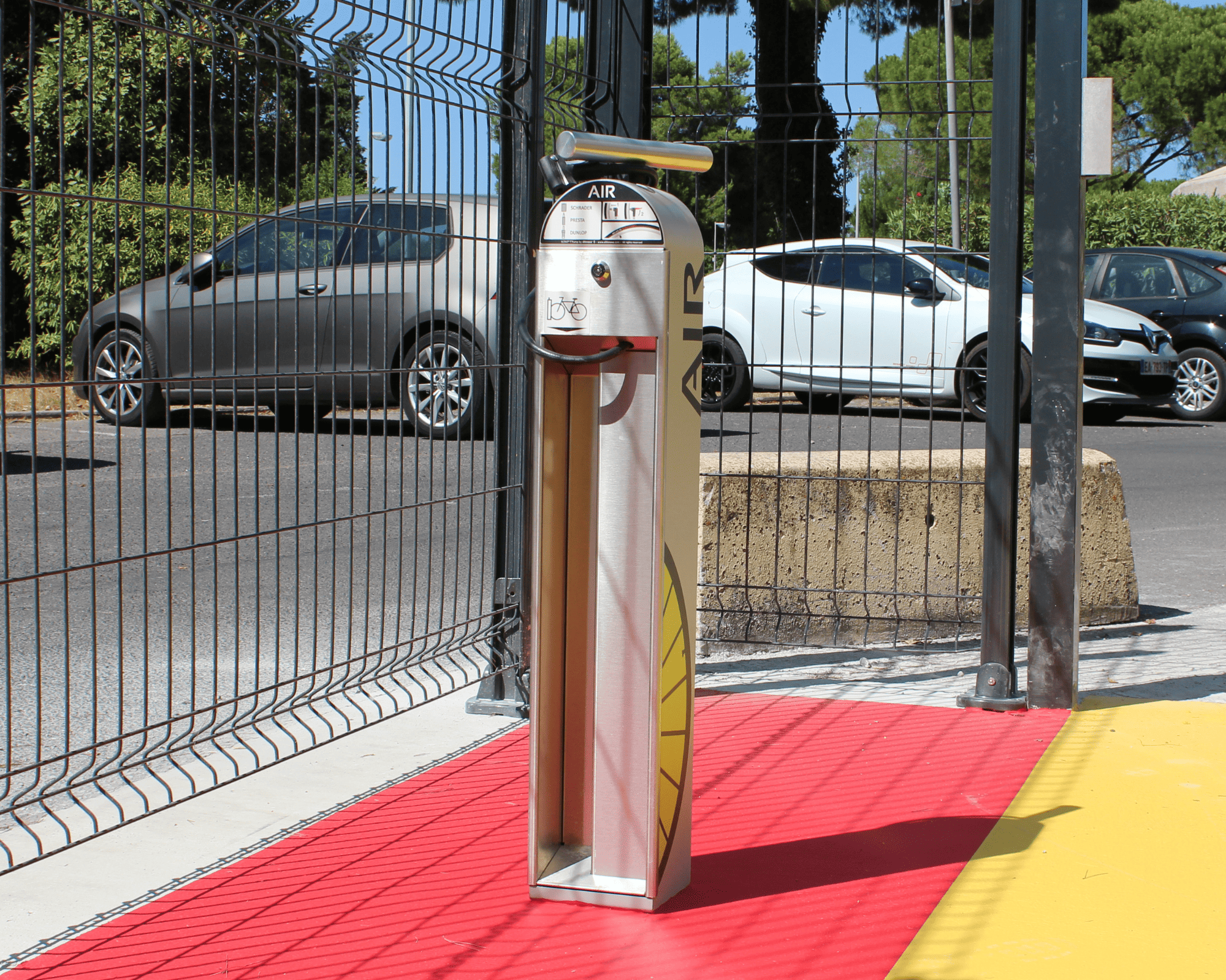 Casiers de recharge avec VAE pour espaces de stationnement vélos par LOQY