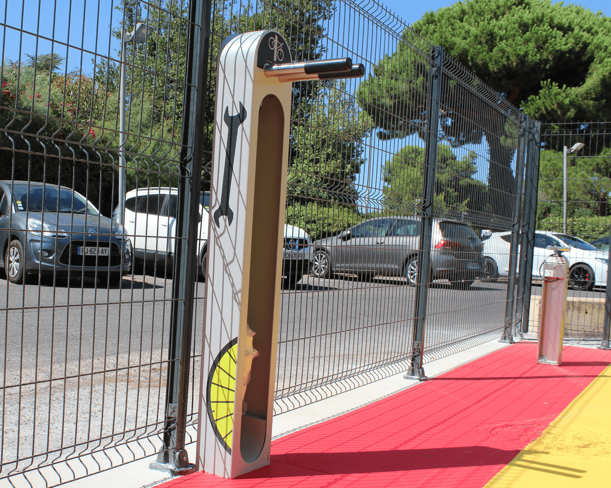 Installation de station de réparation avec outils intégrés pour parkings à vélos par LOQY
