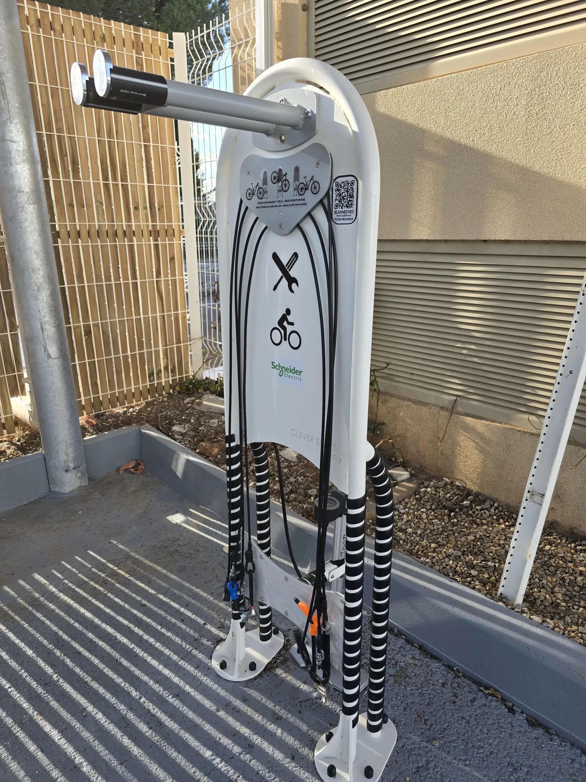 Installation d'une station de réparation et de gonflage combinée "IFIX" pour espace vélos par LOQY