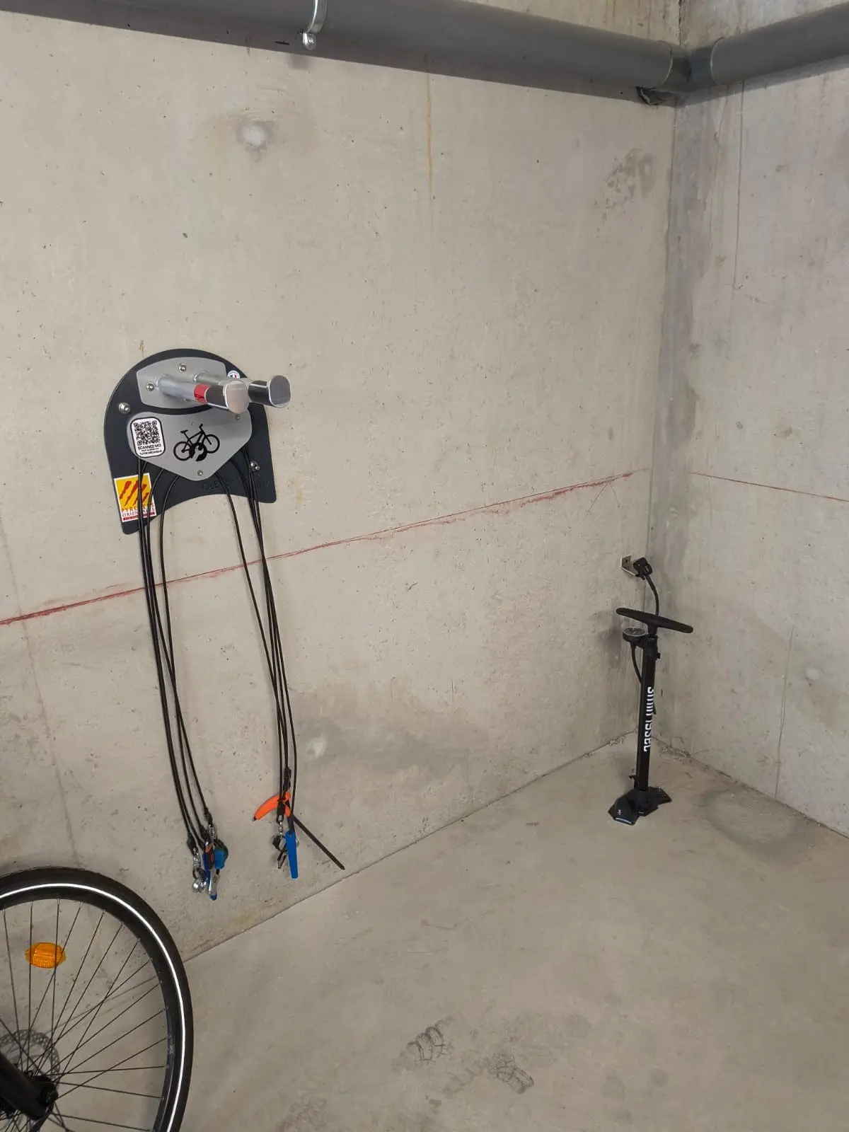 Station murale de réparation et de gonflage à vélos installé par LOQY
