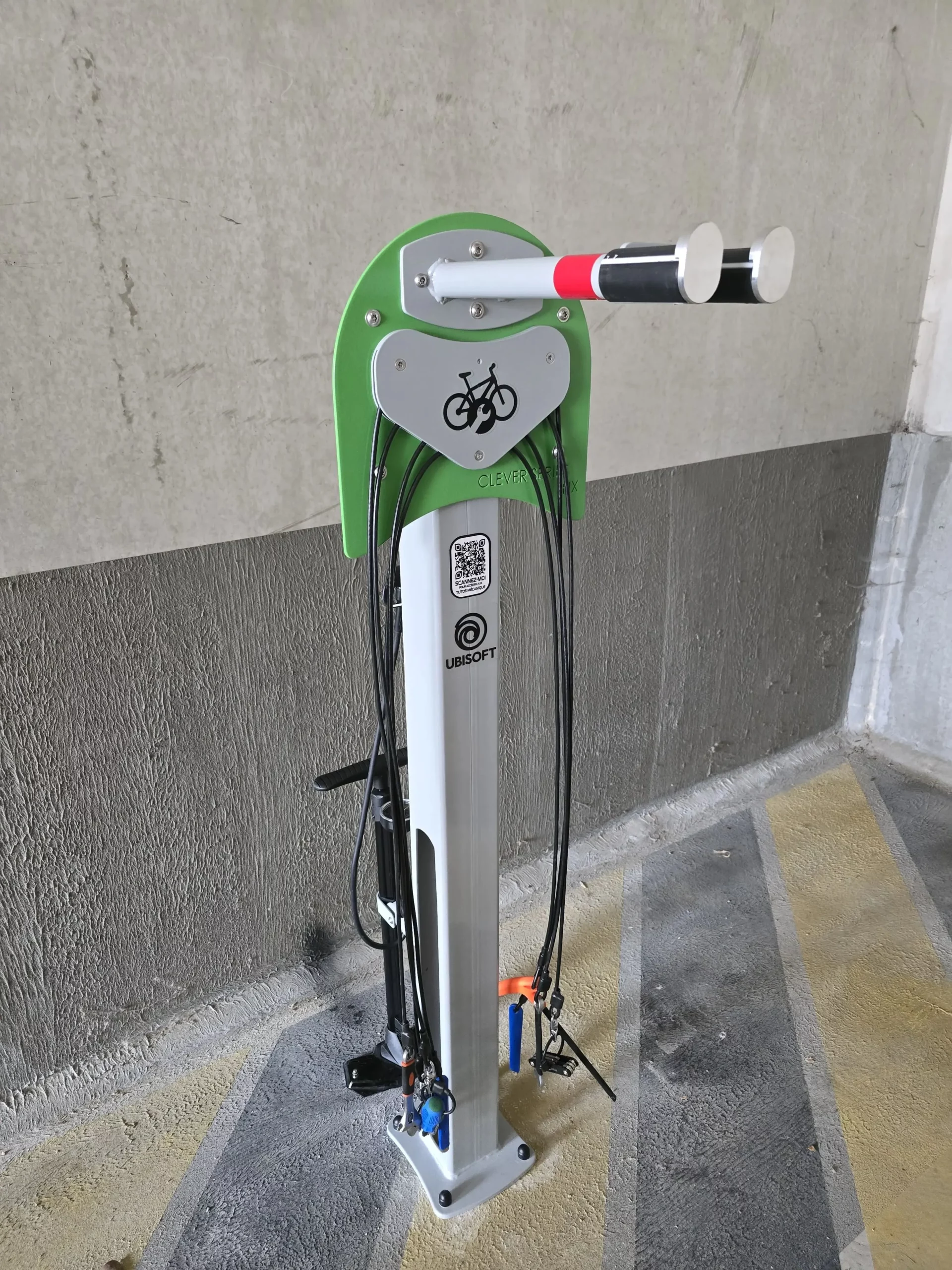 Station de réparation de gonflage IFIX S pour espace vélo installé par LOQY