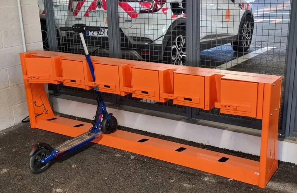 Support à trottinettes à 6 places pour stationnement installé par l'entreprise LOQY