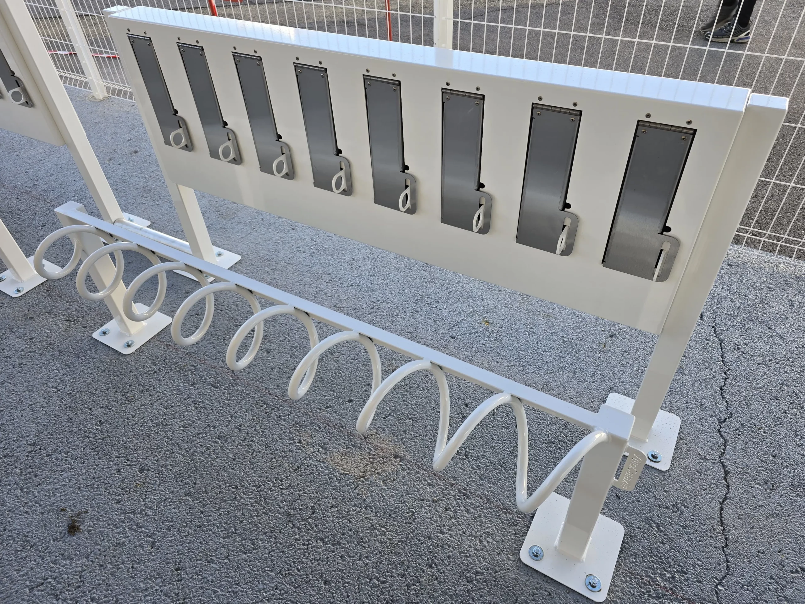 Installation de support de stationnement "Trotfix Elec" pour trottinettes installé par LOQY