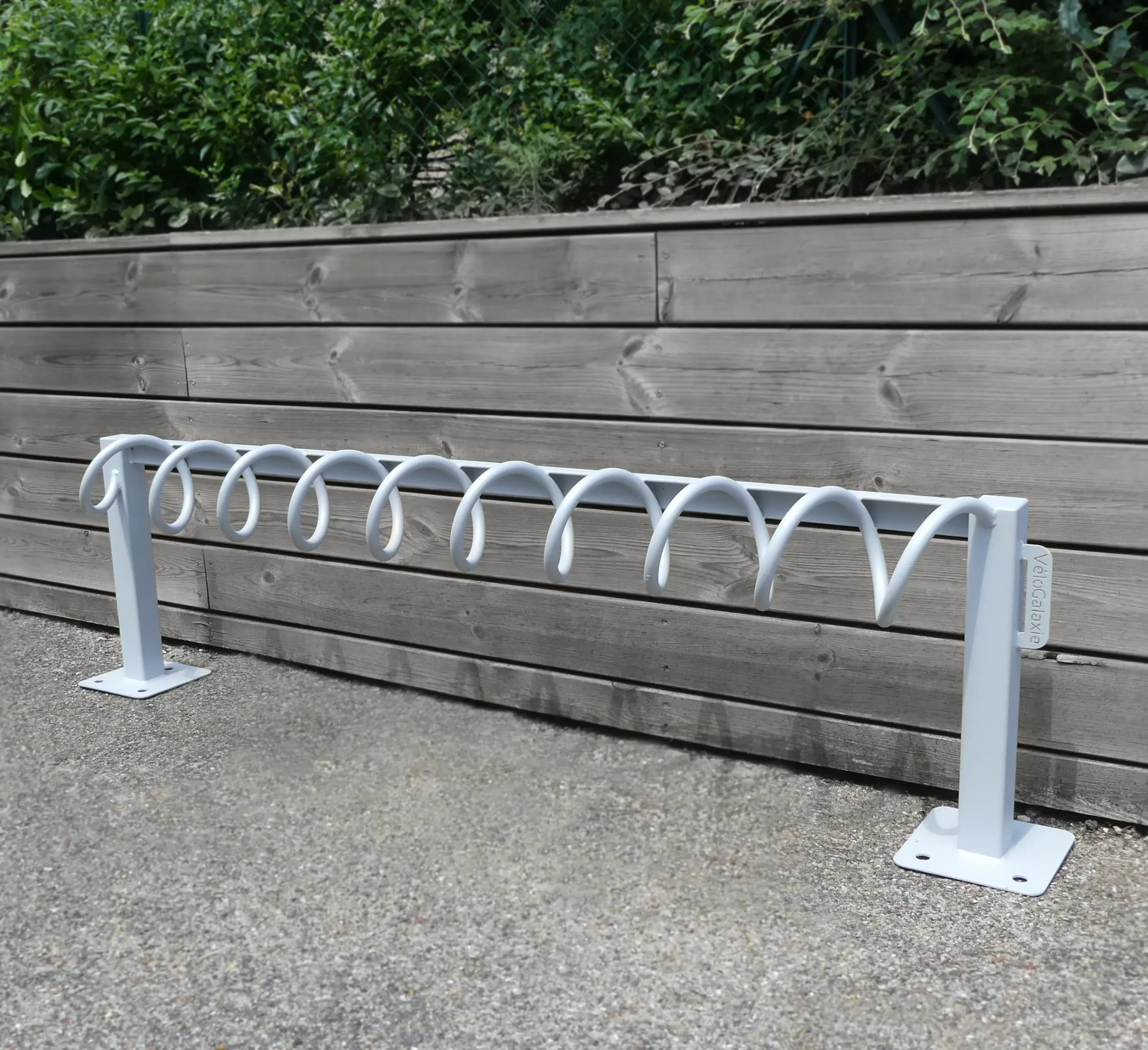 Installation de support de rangement pour parking à trottinettes par LOQY