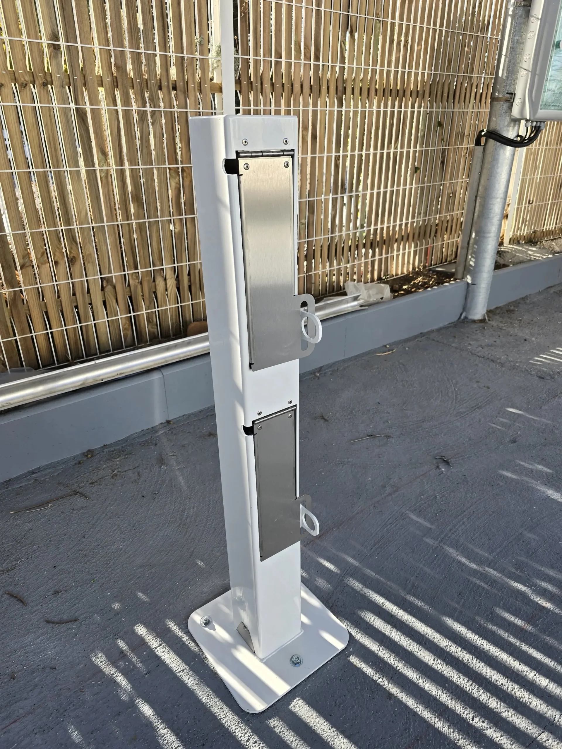 Totem de recharge VAE pour parkings à vélos installé par LOQY