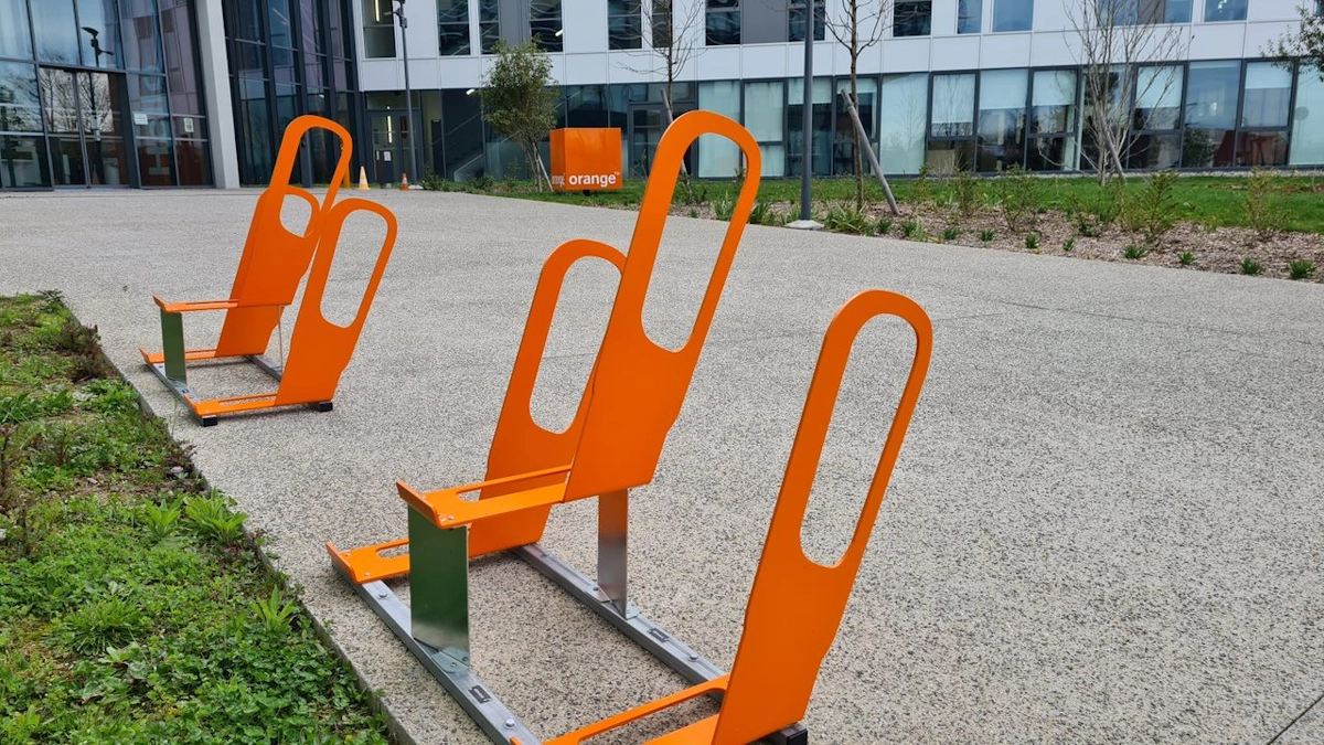 Installation arceau U pour espace de stationnement de vélos en résidence