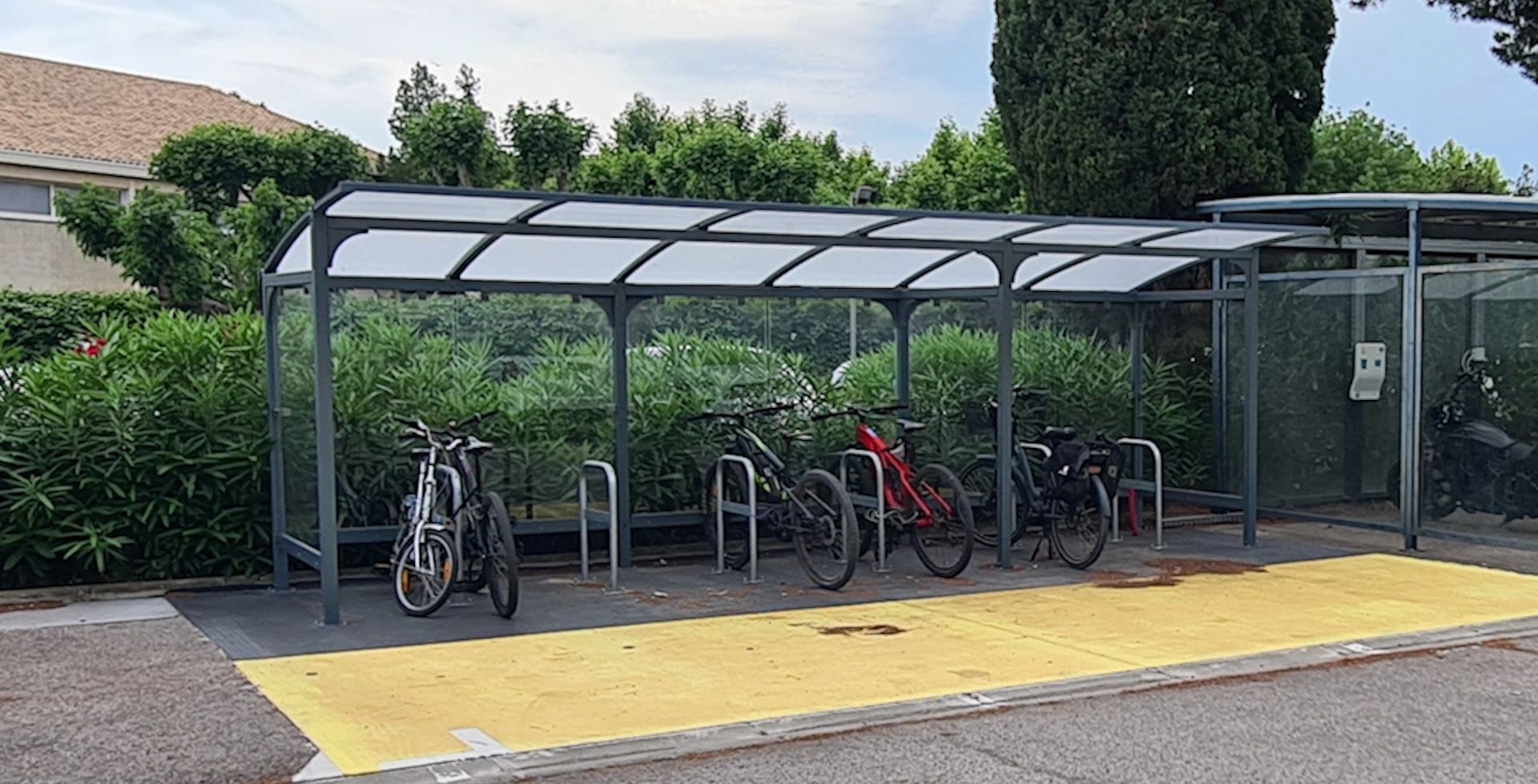 Installation par LOQY d'un abri vélo ouvert Altao Curve pour le Crédit Agricole de Maurin à Lattes