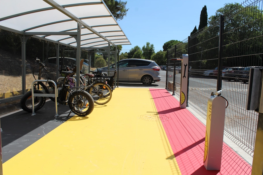 Installation par LOQY d'un abri vélo ouvert Altao Curve et divers équipements pour le Crédit Agricole de Maurin à Lattes