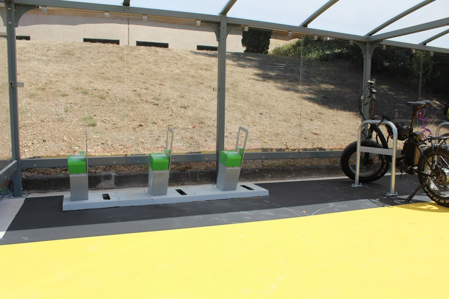Installation par LOQY d'un abri vélo ouvert Altao Curve et divers équipements pour le Crédit Agricole de Maurin à Lattes