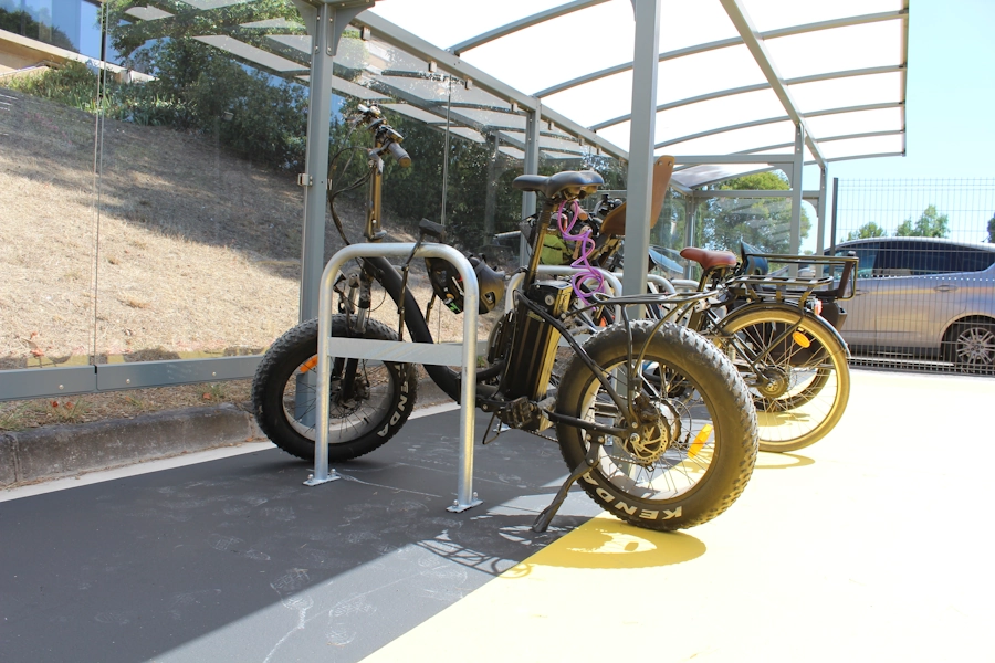 Installation par LOQY d'un abri vélo ouvert Altao Curve et divers équipements pour le Crédit Agricole de Maurin à Lattes