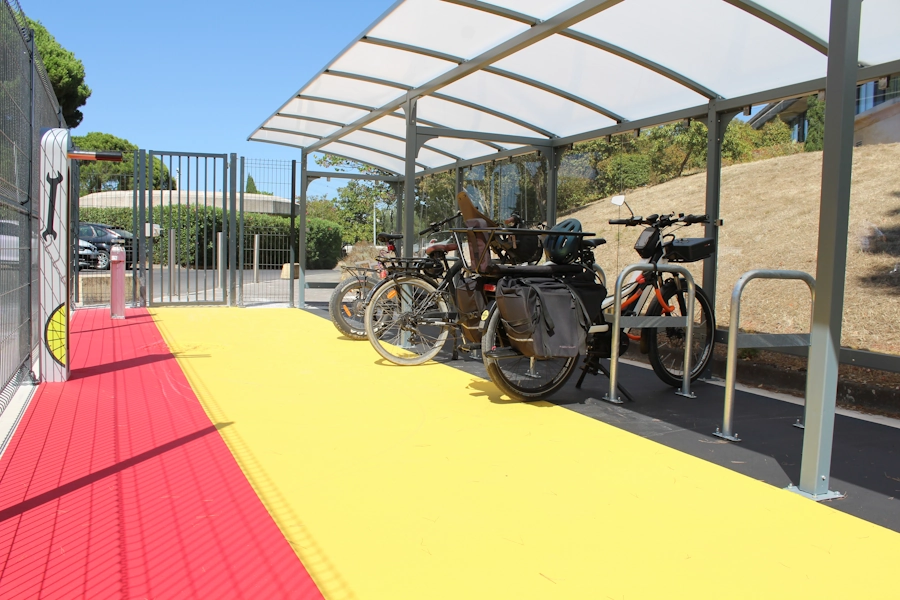Installation par LOQY d'un abri vélo ouvert Altao Curve et divers équipements pour le Crédit Agricole de Maurin à Lattes