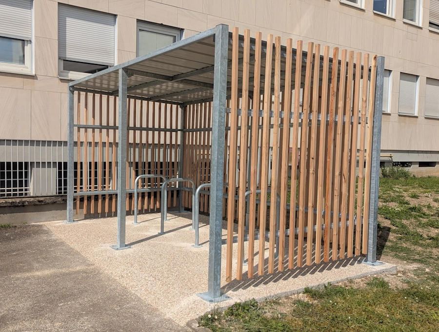 Installation par LOQY d'un abri vélos ouvert Clairère pour FOSSY à Auxerre