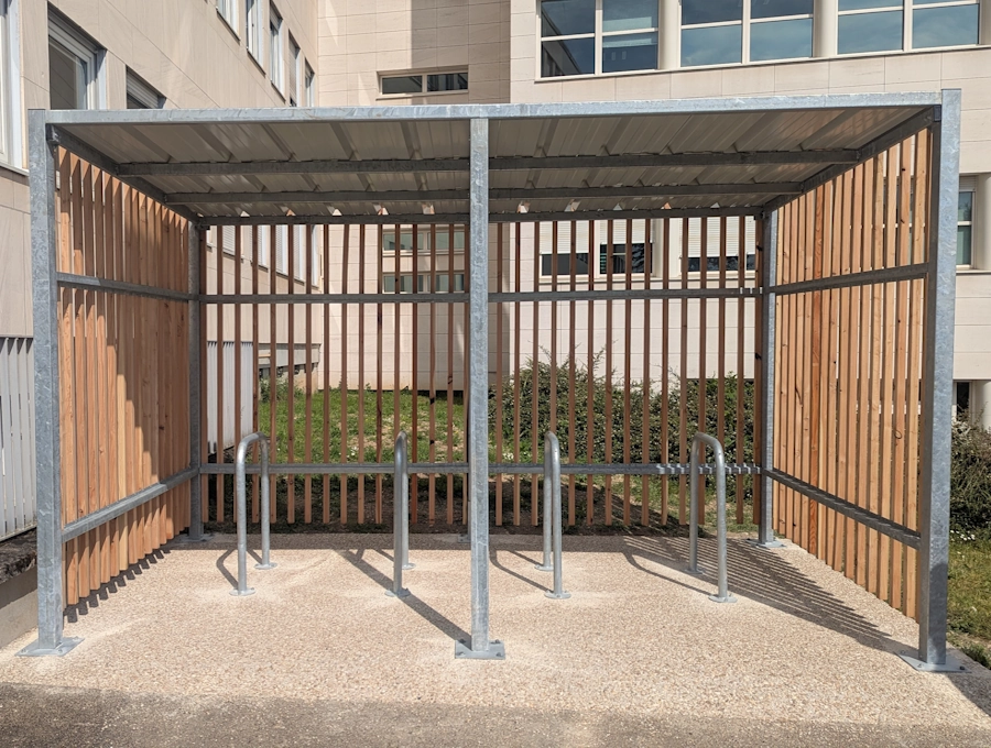 Installation par LOQY d'un abri vélos ouvert Clairère ainsi que 4 arceaux vélos ALPHA pour FOSSY à Auxerre