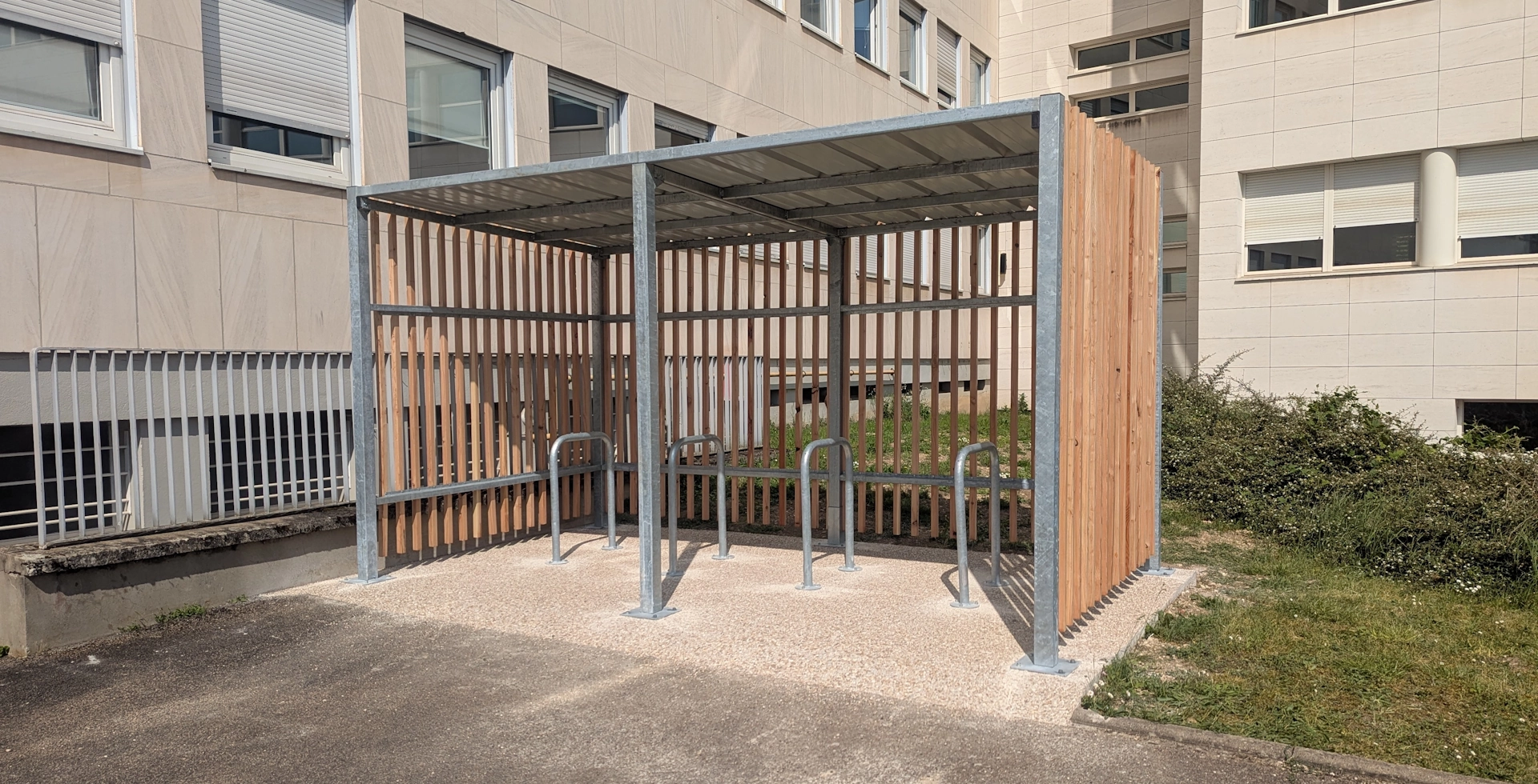 Installation par LOQY d'un abri vélos ouvert Clairère pour FOSSY à Auxerre