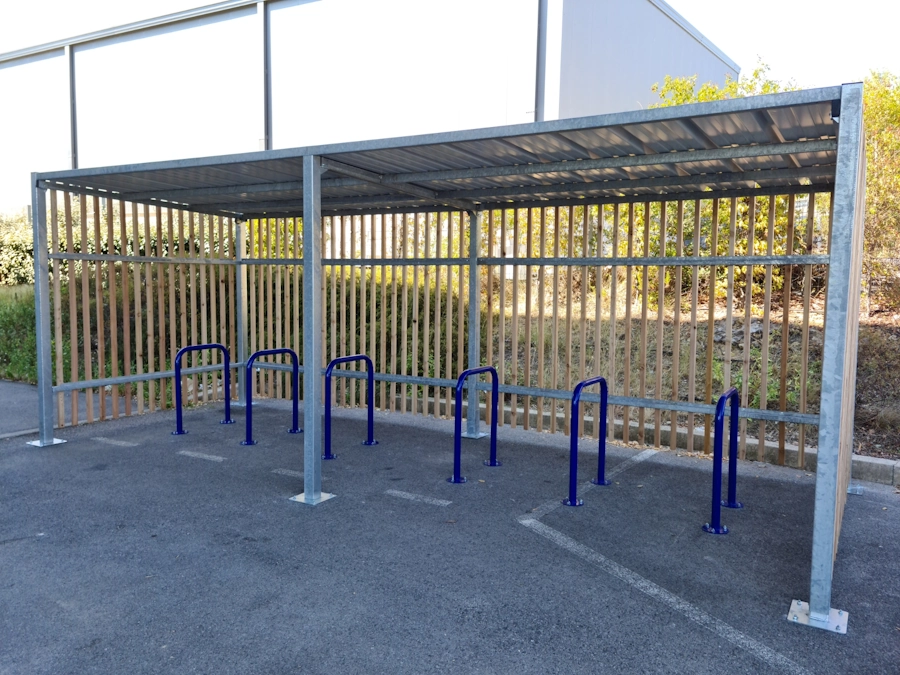 Installation par LOQY d'un abri vélo ouvert Clairière avec des arceaux vélos ALPHA pour VALECO à Montpellier