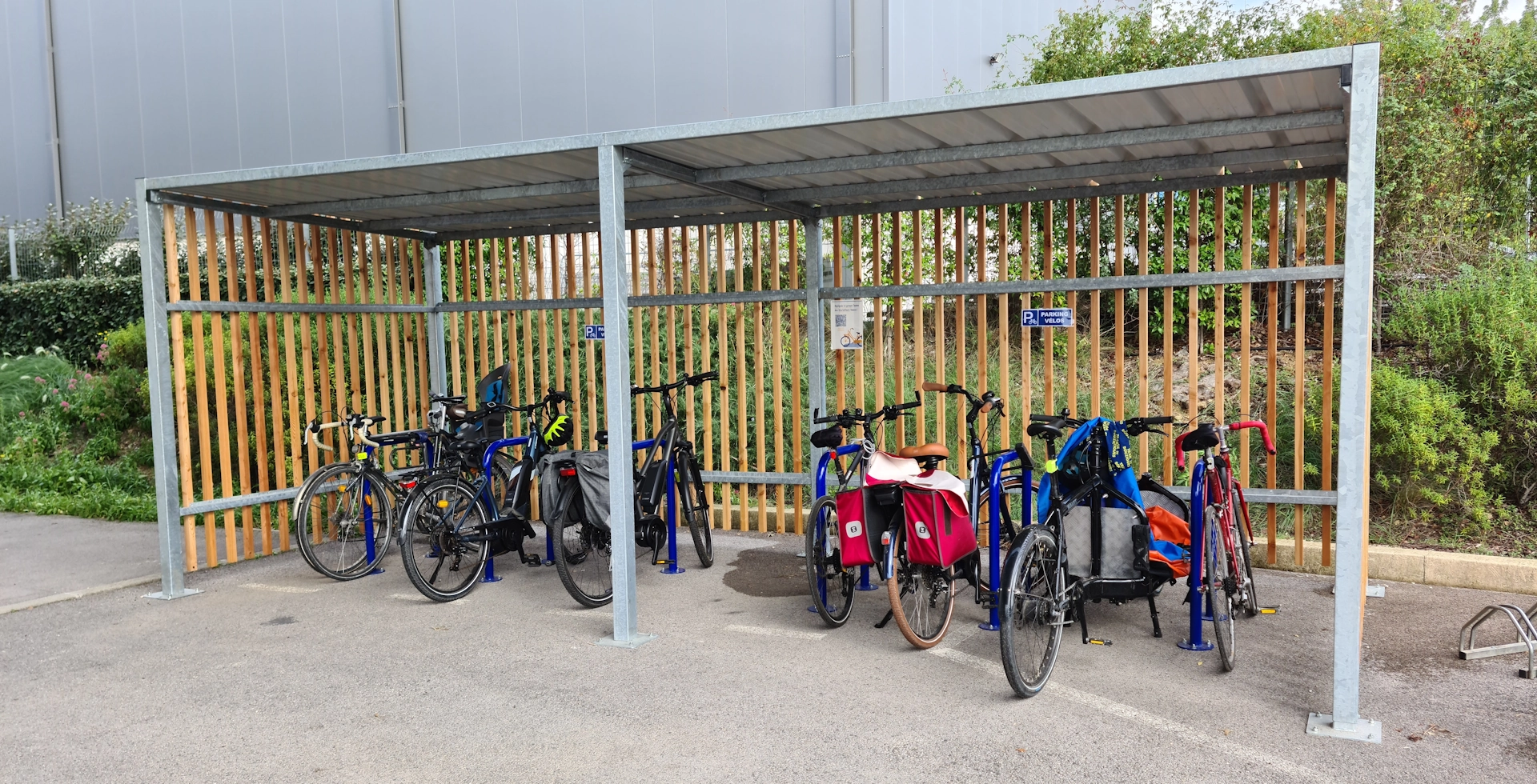 Installation par LOQY d'un abri vélo ouvert Clairière pour VALECO à Montpellier