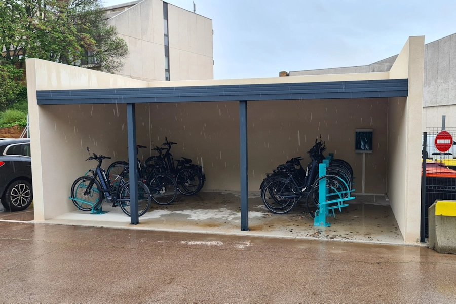 Installation par LOQY de racks vélos Velec Duo et VelTwo pour la flotte de VAE du Crédit Agricole de Maurin à Lattes