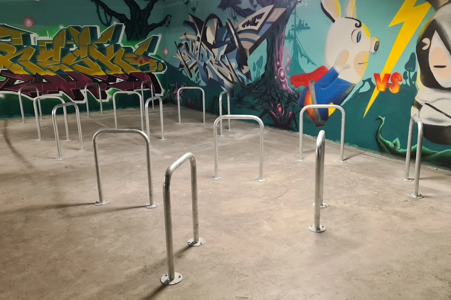 Installation d'arceaux vélos ALPHA en épi à 45° pour UBISOFT MONTPELLIER à Castelnau-le-Lez