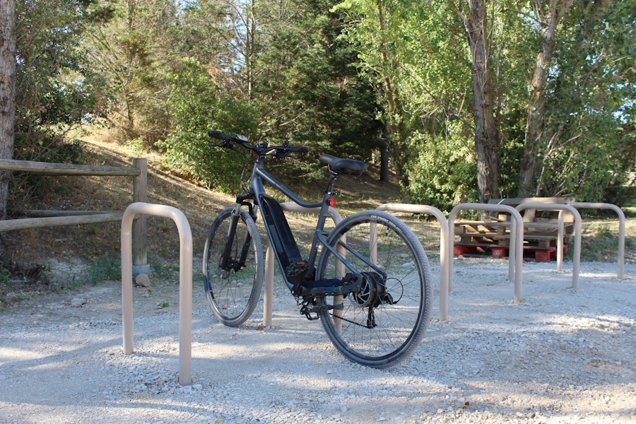 Installation par LOQY de racks d'arceaux vélos enterrés ALPHA-E pour le Lac Jean-Marie Rouchez au Crès