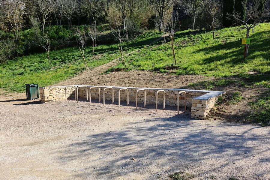 Installation par LOQY de racks d'arceaux vélos enterrés ALPHA-E et création d'un mur de soutènement en pierre pour le Lac Jean-Marie Rouchez au Crès