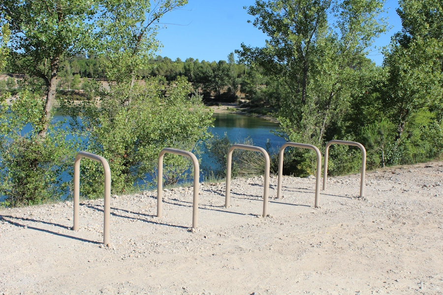 Installation par LOQY de racks d'arceaux vélos enterrés ALPHA-E pour le Lac Jean-Marie Rouchez au Crès