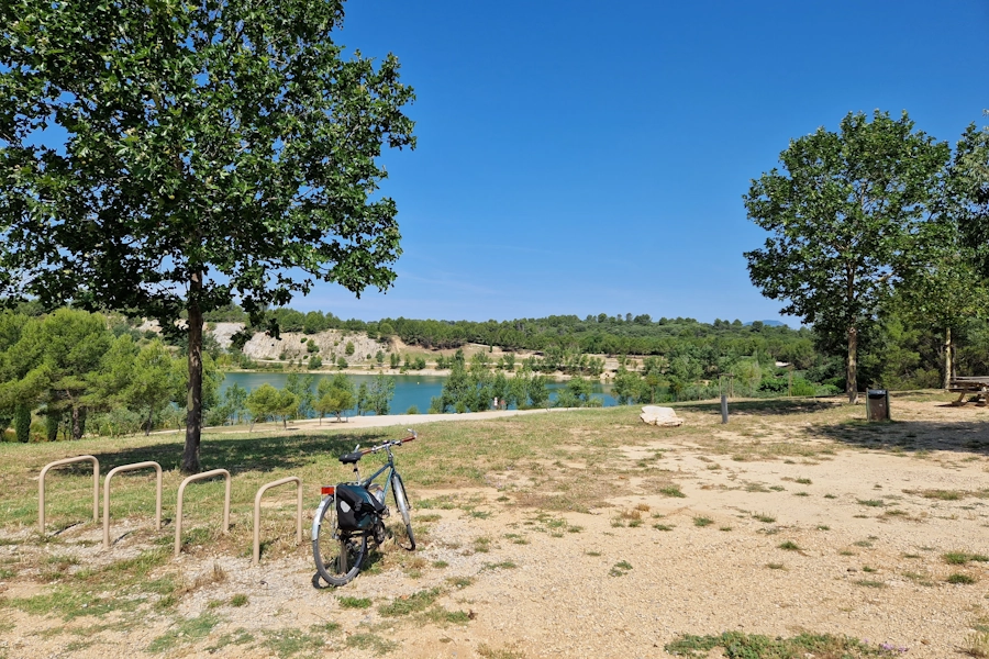 Installation par LOQY de racks d'arceaux vélos enterrés ALPHA-E pour le Lac Jean-Marie Rouchez au Crès