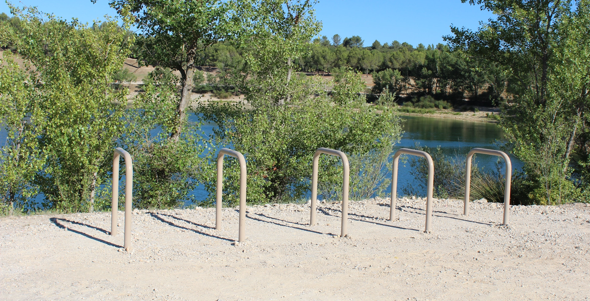 Installation par LOQY de racks d'arceaux vélos enterrés ALPHA-E pour le Lac Jean-Marie Rouchez au Crès